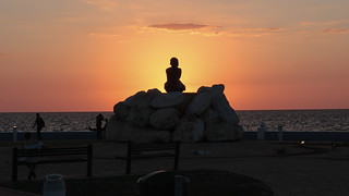 La mujer de piedra que mira el ocaso. Stone woman staring at the sunset.