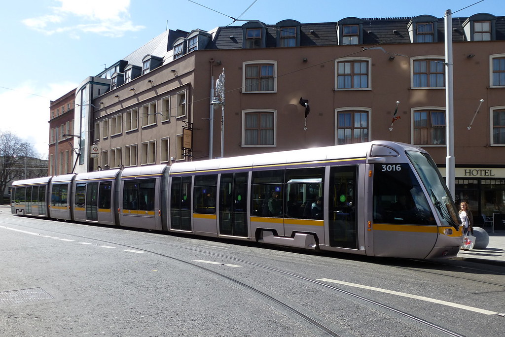 luas-wagen-3016-kurz-vor-erreichen-der-haltestelle-bus-ra-flickr