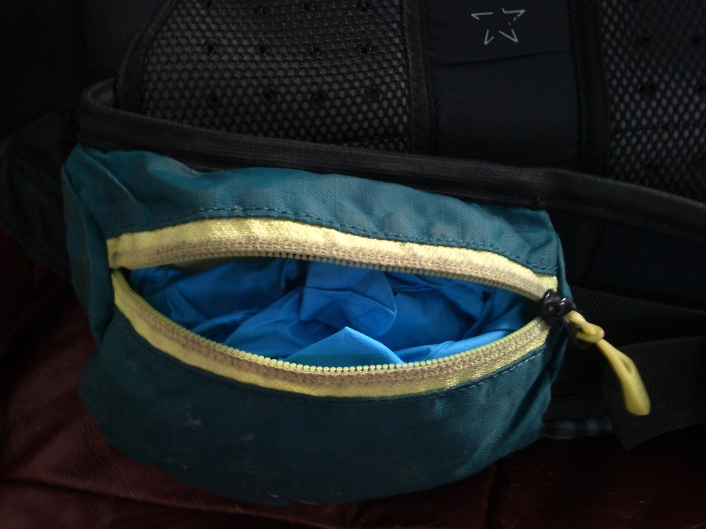 Evoc FR Enduro Team Hydration Pack-Park Tool gloves inside side pocket