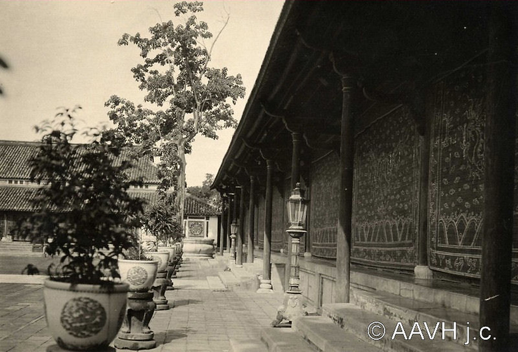 AP0062-Sallet - Hué, 1928 – Mặt tiền điện Cần Chánh (bên phải), phía xa là nhà Hữu Vu