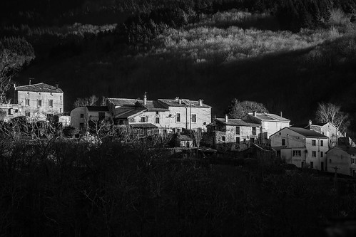 lespinassière france languedoc canon7dii mountain houses village morning dawn light blackandwhite monochrome landscape