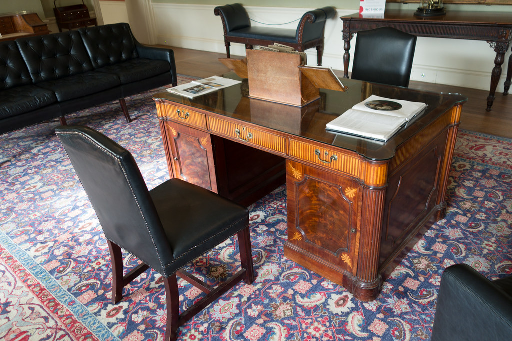 Antique desk | Kenwood House, London, 2017 | Thomas Quine | Flickr