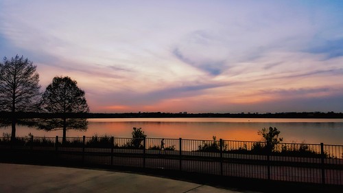 dallas texas dallasarboretum colorfulsunset serenespot lake whiterocklake dusk panorama nature samsungs6 phonepicture mobilephotography clearsky calm fewclouds