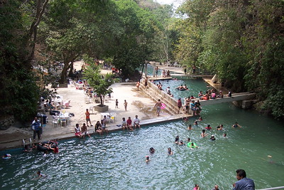 Bañistas en las albercas turquesa del cañón en el Balneario El Manto, Amatlán de Cañas, Nayarit