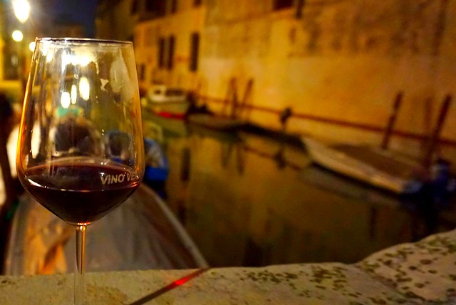 Venezia.  #wine #redwine #boat #life #love #freedom #cheers #dayoff #amazing #bridge #nature #artistic #photo #glass #relax #night #light #tbt #gourgeous #vsco #vscocam