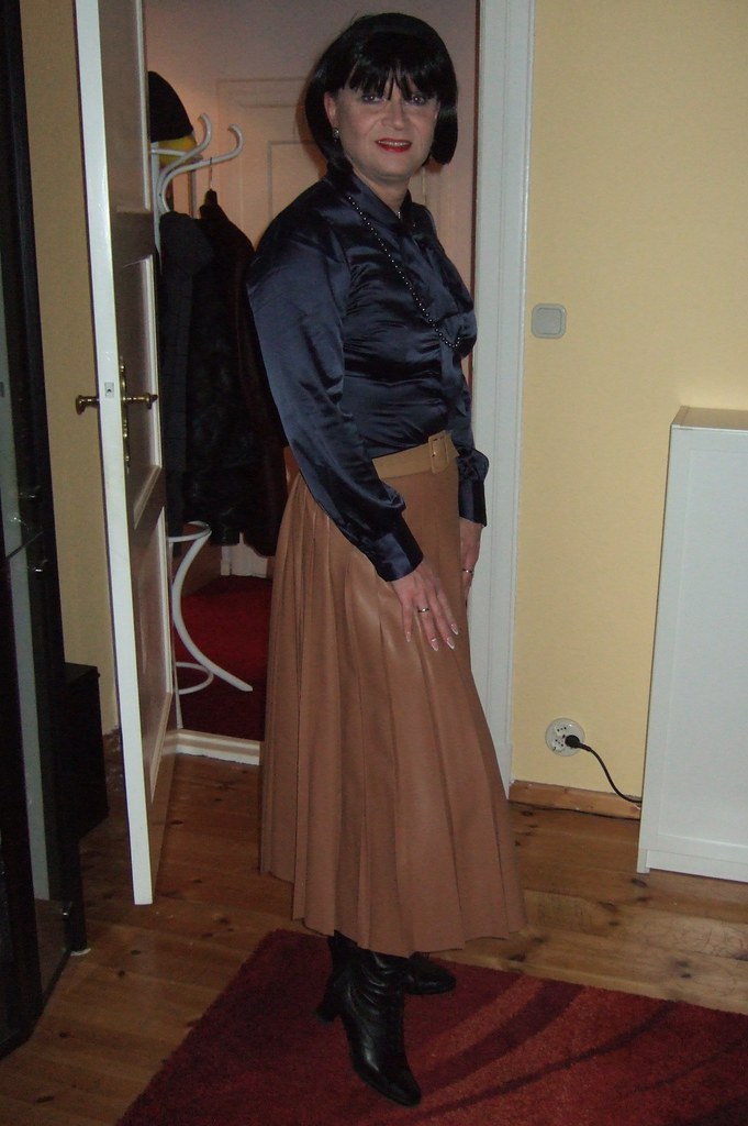Pleated leather skirt | Me trying on some nice pleated leath… | Flickr