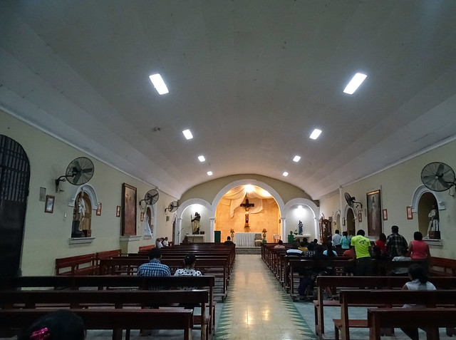 altar mayor interior Iglesia de San Jose Obrero en Copan Ruinas Honduras 01