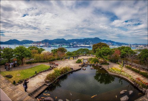 glovergarden nagasaki japan japan2018 martinsmith koipond view tourists panorama pano 5imagepanorama nagasakishi nagasakiken jp minamiyamate garden pond
