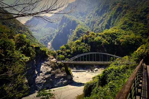 paysage pont route forêt arbre montagne branche branchage rivière taroko taïwan tianxiang barrière bois roche rochers