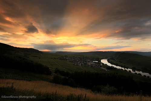 sunset clouds river zonsondergang valley rays mosel raysoflight moselle trittenheim leiwen moezel