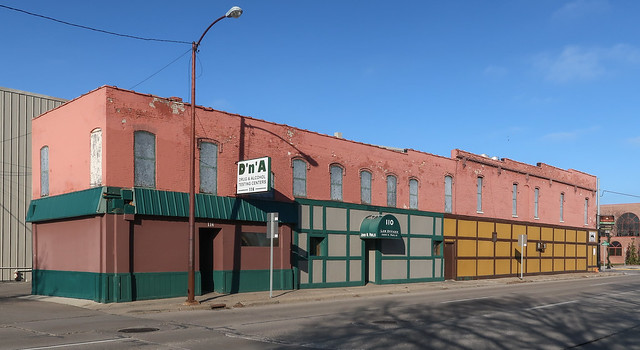 6-color commercial building of 