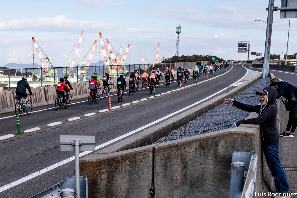 Comenzando a cruzar el puente Kurushima-Kaikyo en Cycling Shimanami 2018