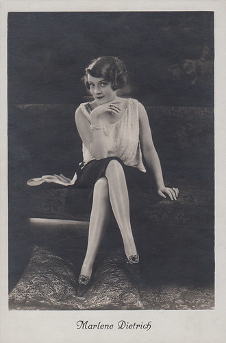 Marlene Dietrich (front)