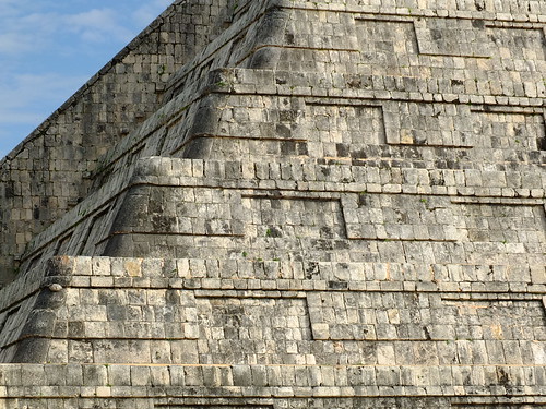 Chichén Itzá, Mexiko 2018 - Teil der Stufung der Pyramide des Kukulcán