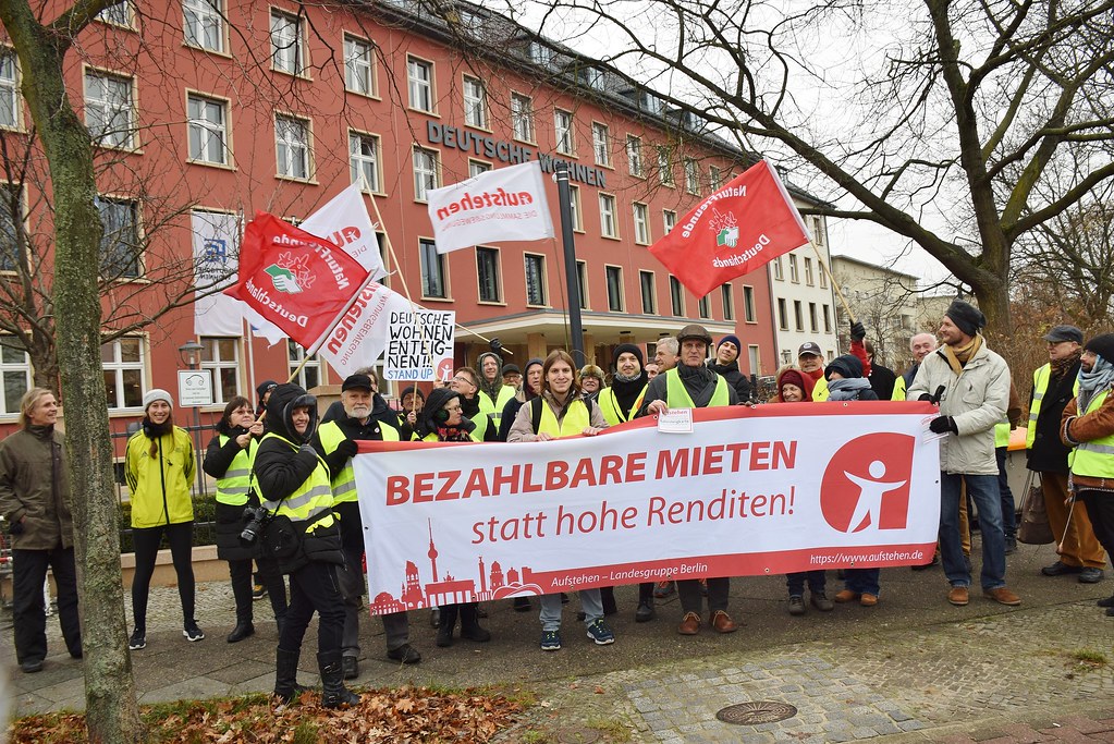 19.12.18: Aufstehen - Protest vor Deutschen Wohnen