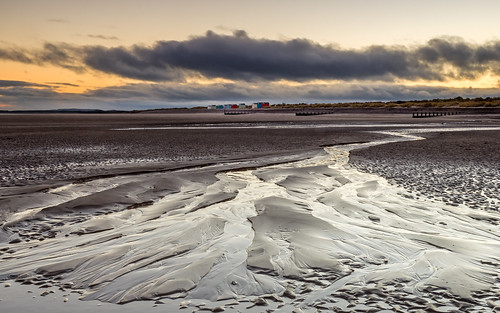 2018 findhorn beach sunrise moray groynes sandpatterns dawn huts backshore scotland unitedkingdom gb