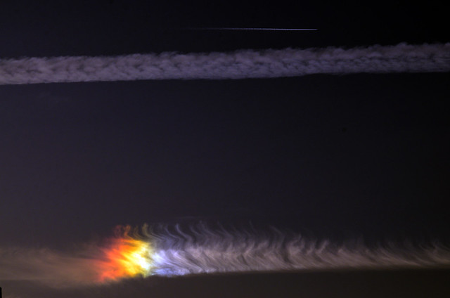 Interesting effect of Sunlight on decaying contrail