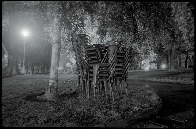Chaises empilées sur la pelouse d'un parc