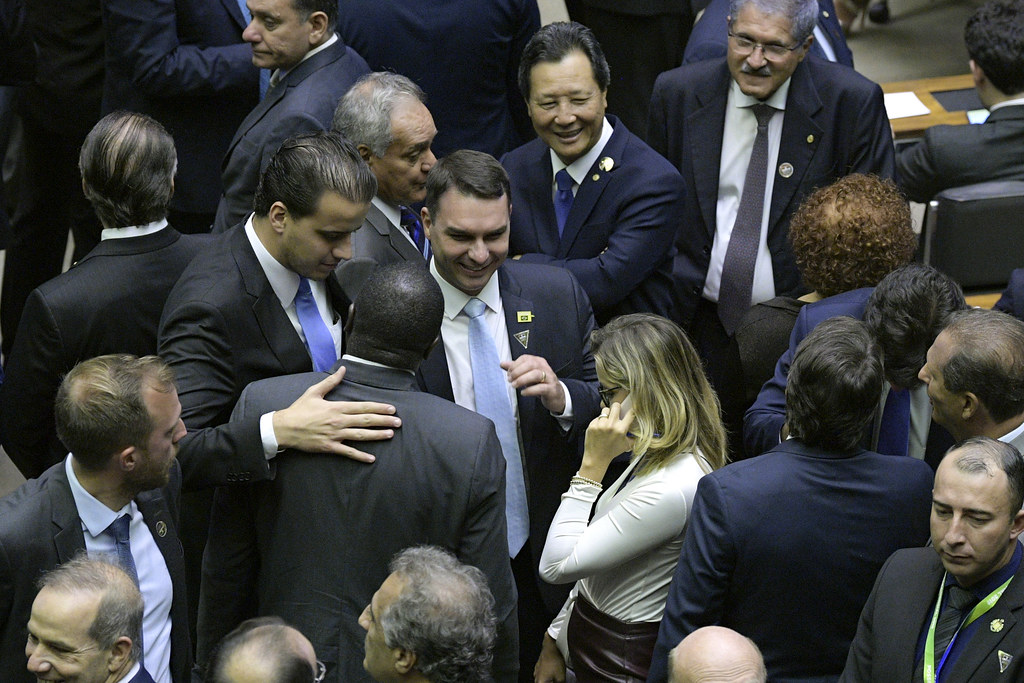 Eleições brasileiras: Flavio Bolsonaro enfrenta Lula no segundo turno