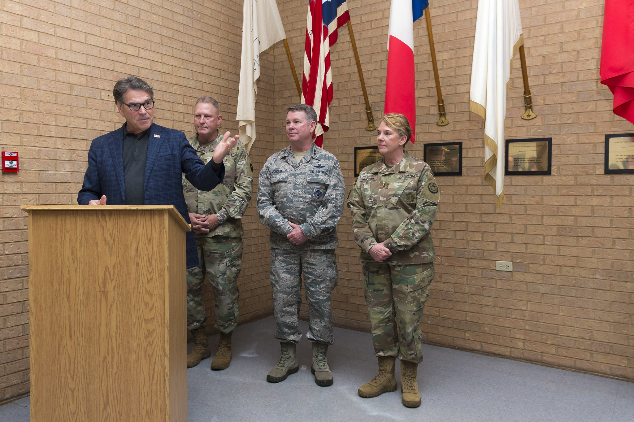 U.S. Secretary of Energy presents gift to TXMF Museum