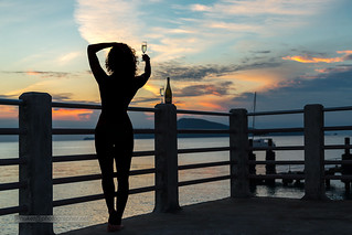 Girl at sunrise with champagne             XOKA4223sL
