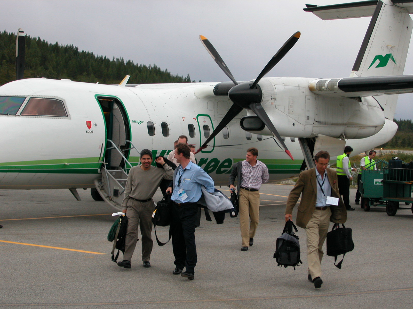 26 Plane transfer - arrival of one plane (Ross, Dag, Ferdinand)