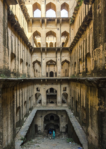 d7000 1024 india rajasthan neemrana stepwell arches arcade loggia buttress abandoned architecture