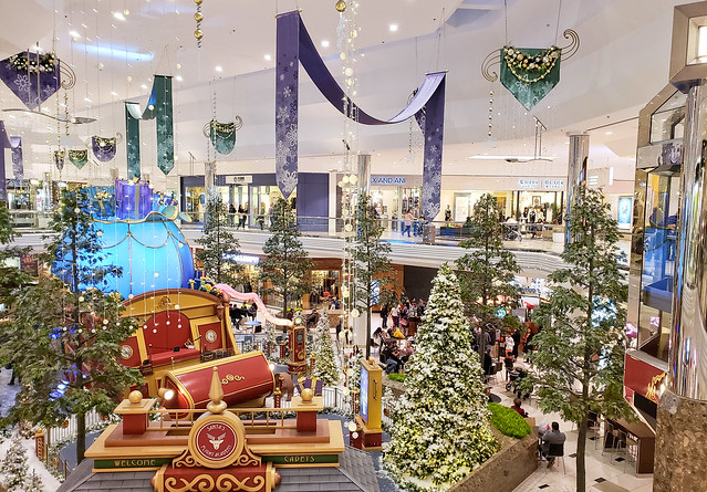 Concourse at Christmas at Twelve Oaks Mall