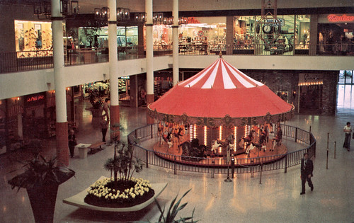 South Coast Plaza, Carousel Court