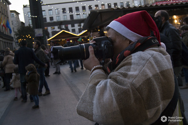 Fotografa en mercado navideño