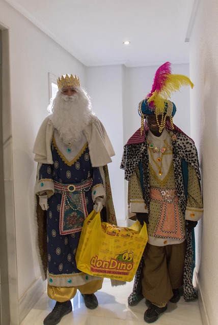 Dos familias reciben la visita de los Reyes Magos con L'Aljub