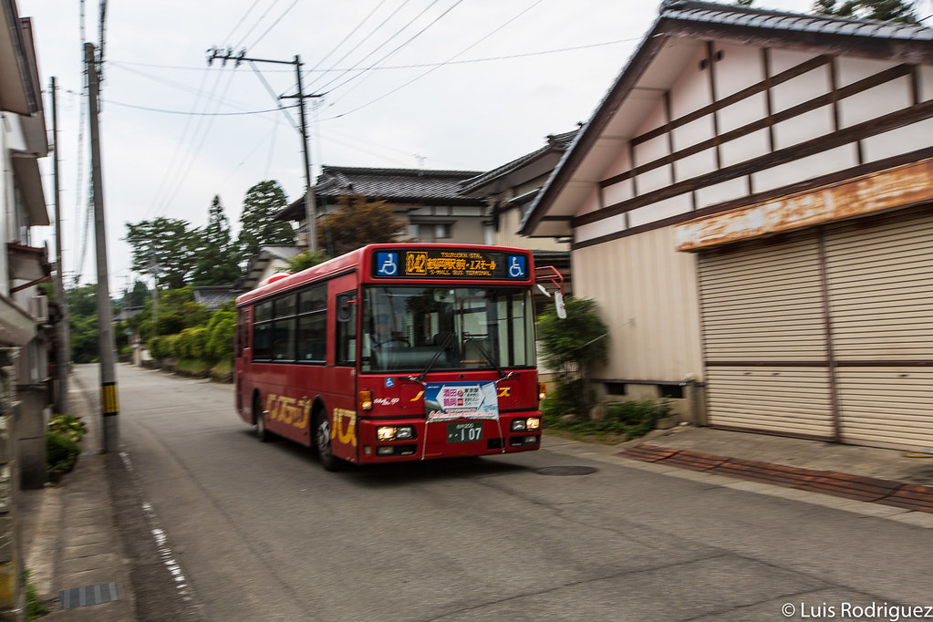 Autobús de línea en la zona del monte Haguro o Hagurosan
