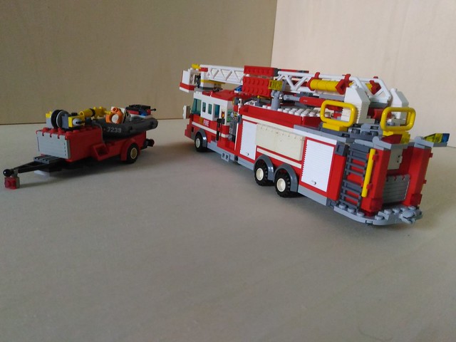 Lego American Ladder Fire Truck with Diving Unit (2)