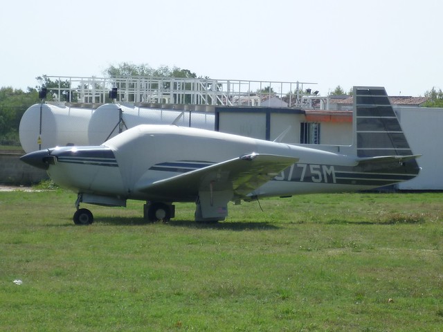 Mooney M 20 en el aerodromo de Empuriabrava
