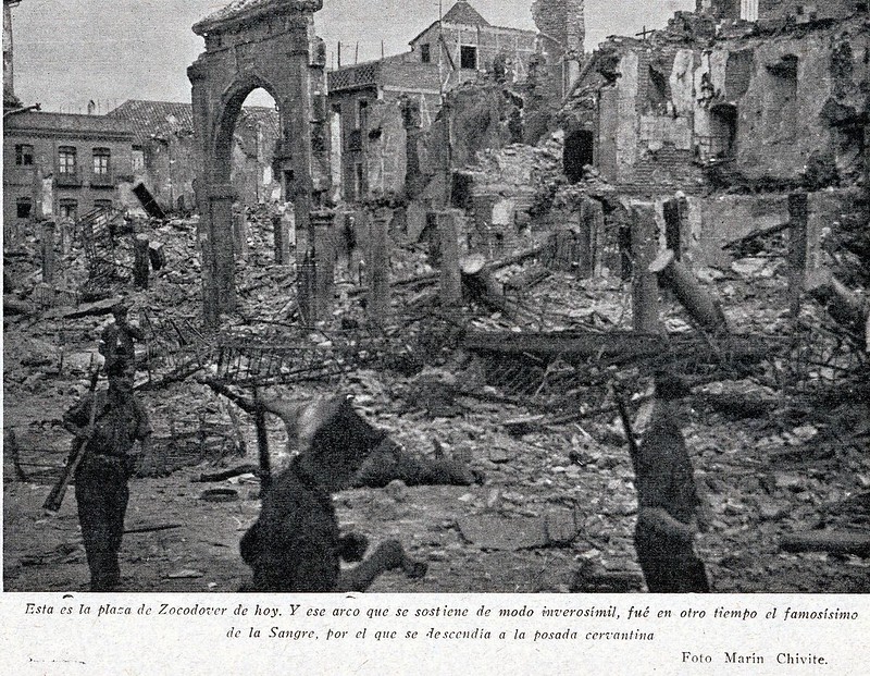 Plaza de Zocodover en ruinas en 1936. Del libro "El sitio del Alcázar" de Joaquín Arrarás y L. Jordana (1937). Foto de Marín Chivite