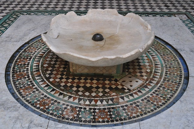 vasque aux ablutions, cour centrale, médersa Attarine (début XIVe siècle), Talaa Kbira, médina de Fès el Bali, Fès, Maroc.