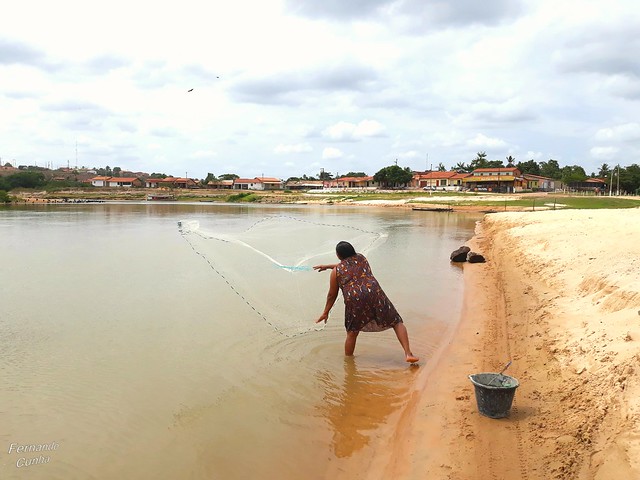 Pescadora lança sua rede nas águas do Rio Pindaré, em frente a cidade de Alto Alegre do Pindaré, Maranhão.