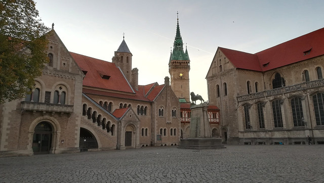 Die ursprüngliche Burg Dankwarderode (links) ist eine sächsische Niederungsburg. Sie war über Jahrhunderte Residenz der Braunschweiger Herzöge