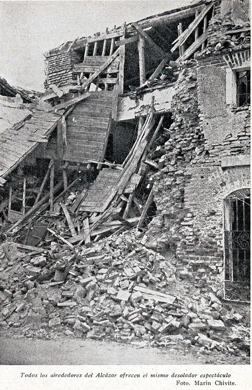 Casas en ruinas tras el asedio al Alcázar. Del libro "El sitio del Alcázar" de Joaquín Arrarás y L. Jordana (1937). Foto de Marín Chivite