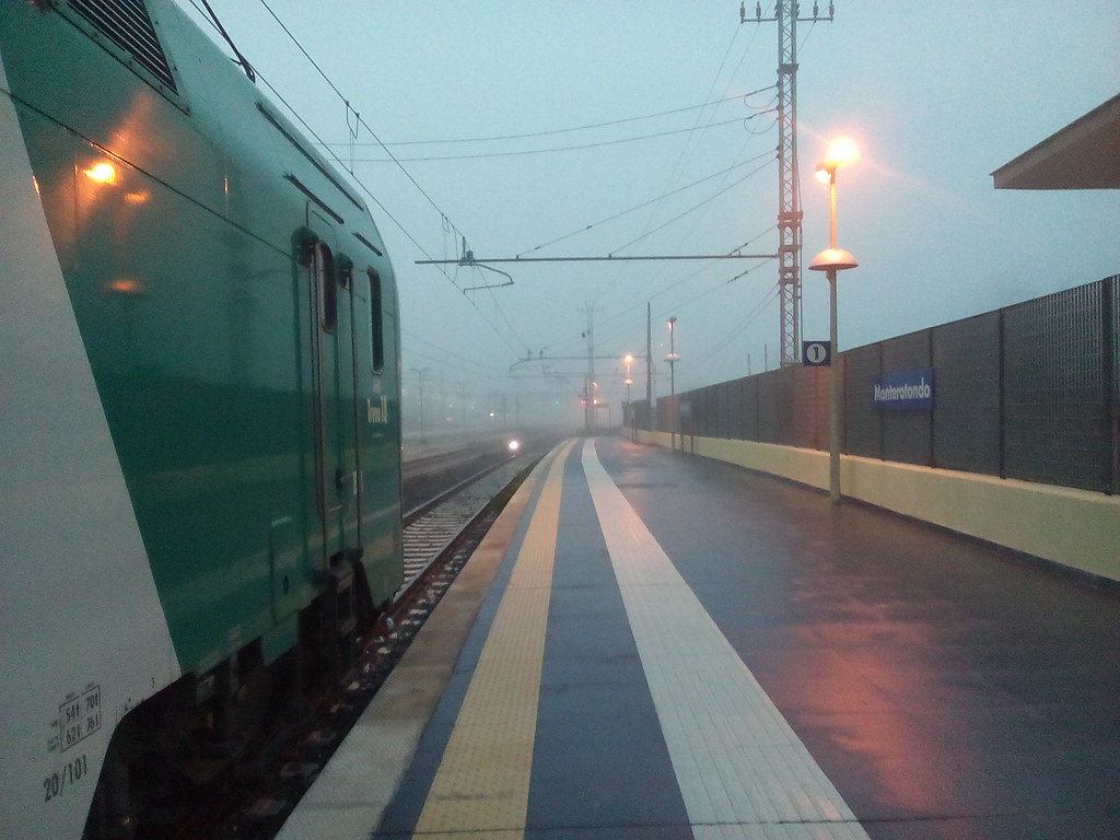 nebbia a monterotondo - provincia di roma -- segnali nella nebbia
