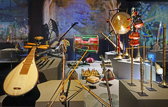 La vitrine du "Pays du Dragon" (MùSIC, musée des instruments de Céret)