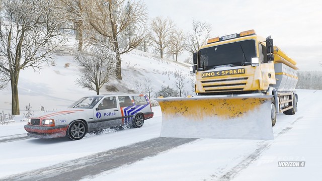 Forza Horizon 4 Volvo 850 R Belgium Police and a snow plow