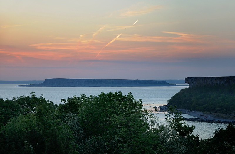 20180529-006F | Früh morgens auf Stora Karlsö, Blick zur Lilla Karlsö und zur Westküste Gotlands, ganz rechts die Felsklippe Utfall. Gotland/Schweden, 29.05.2018