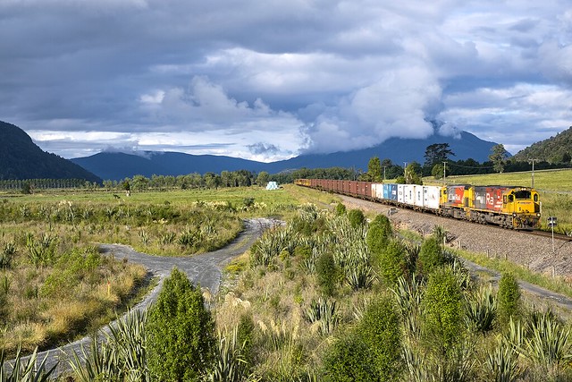 KiwiRail 5287 & 7241 | train 826 | Inchbonnie (NZ) | 13-12-2017