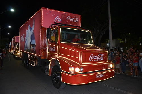 Caravana de Natal da Coca-Cola encanta público na passagem por Alagoinhas |  Prefeitura de Alagoinhas