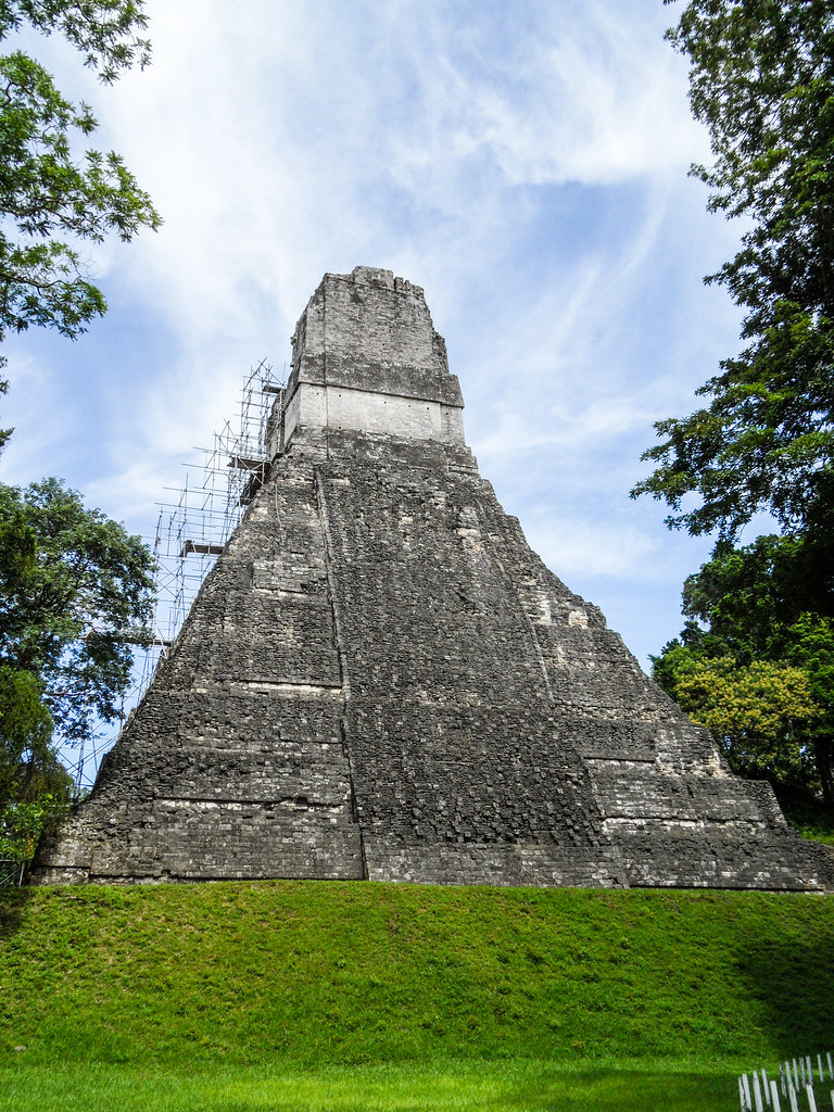 2011-08-14 (33) Der Tempel des Grossen Jaguar (Tempel I) in den Maya-Ruinen von Tikal (Guatemala)