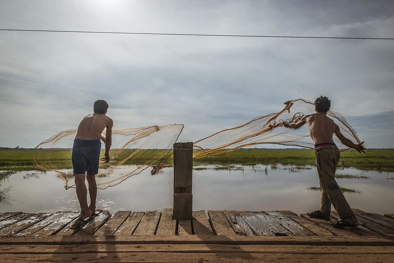 Wild fishing with a net to the way to Boeng Tramses. Pursat. Photo by Fani Llauradó for WorldFish Cambodia.