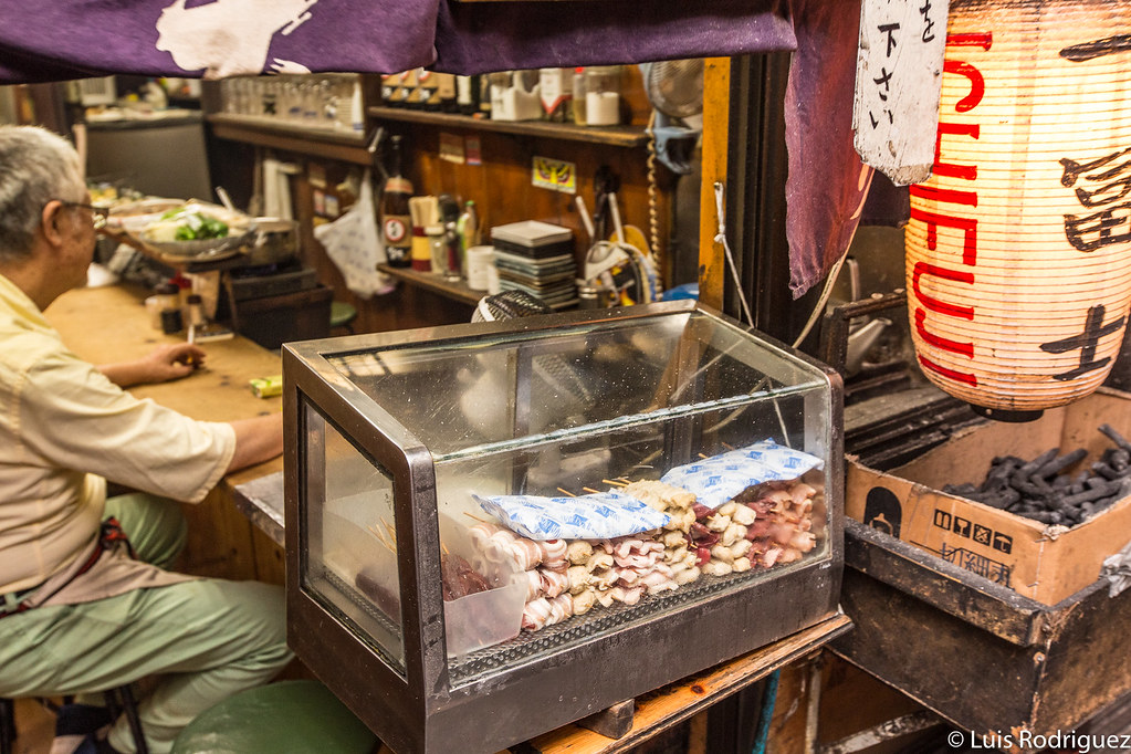 Brochetas yakitori en un bar de Omoide Yokocho