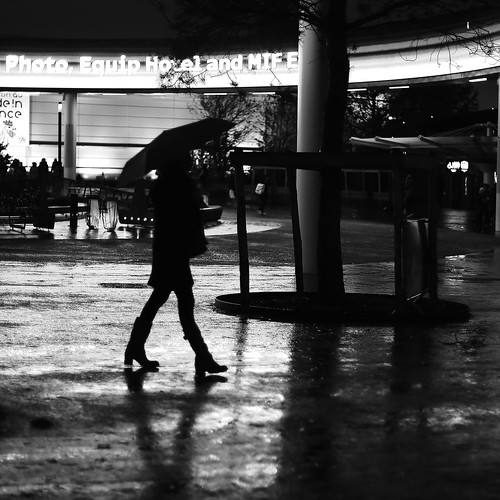 paris femme woman nuit night pluie rain ombre shadow reflets reflection parapluie umbrella photoderue streetview urbanarte noiretblanc blackandwhite photopascalcolin 50mm canon50mm canon lumière light carré square