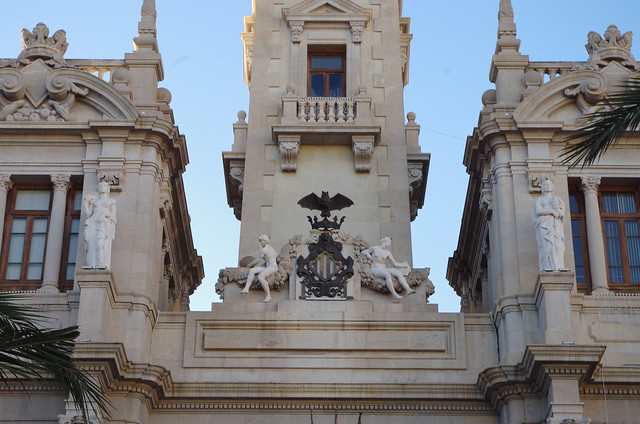 facade de la mairie, la chauve souris, symbole de la ville